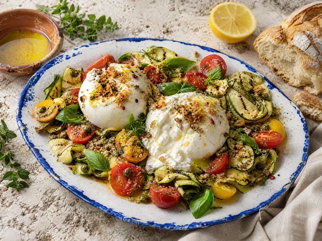 Burrata ja grillattu kesäkurpitsa Apulian tapaan